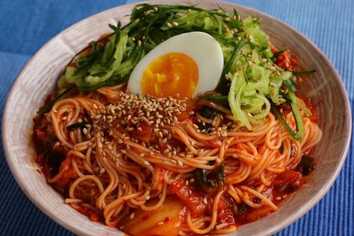 Học làm mì lạnh trộn kim chi ăn kèm trứng lòng đào
