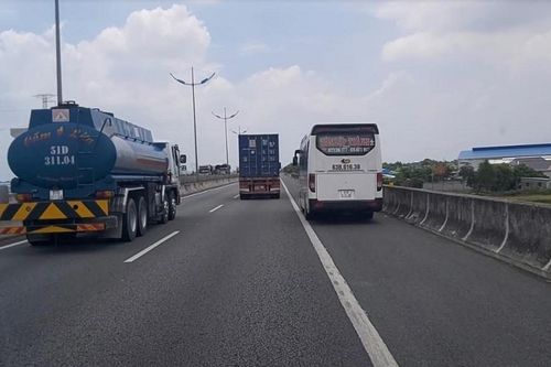 Cảnh sát giao thông phạt nguội tài xế lái xe vào làn dừng khẩn cấp trên cao tốc