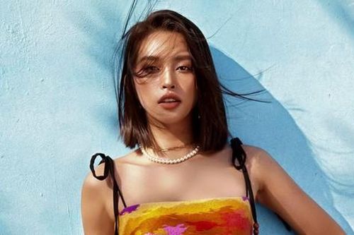 Tiểu Vy nâng độ nóng bỏng lên mức mới: Quấn khăn tắm chơi trò biến hình