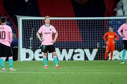 Nguyên nhân Barca 'tự bắn vào chân mình'