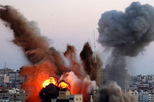 Giao tranh Israel-Palestine: Israel bắn tên lửa trúng tòa nhà các hãng truyền thông; Hamas nã rocket đáp trả, một bể dự trữ dầu phát nổ