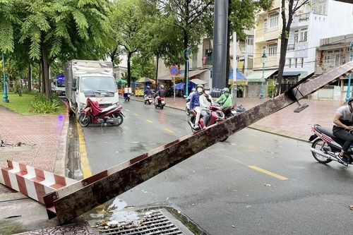 TP. HCM: Xe ô tô tải tông sập thanh giới hạn chiều cao ở gầm cầu Bông