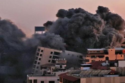 Khoảnh khắc quân đội Israel gọi điện cho cư dân Gaza cảnh báo sắp đánh sập tòa nhà 13 tầng