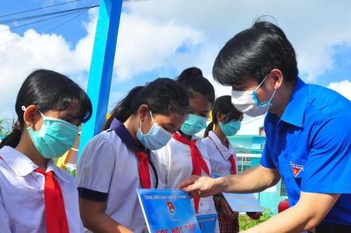 Trung ương Đoàn trao tặng an sinh xã hội gần 1 tỷ đồng tại Trà Vinh