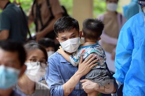 Hà Nội: Hàng trăm người xếp hàng đợi xét nghiệm COVID-19 sau khi về từ Đà Nẵng