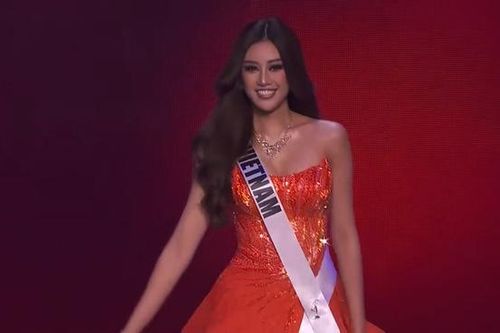 Khánh Vân khoe kỹ năng xoay váy ở bán kết Miss Universe 2020