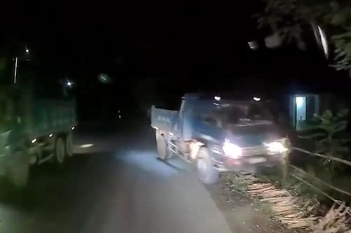 Xe ben húc đổ hàng rào nhà dân vì cố vượt ẩu tại khúc cua