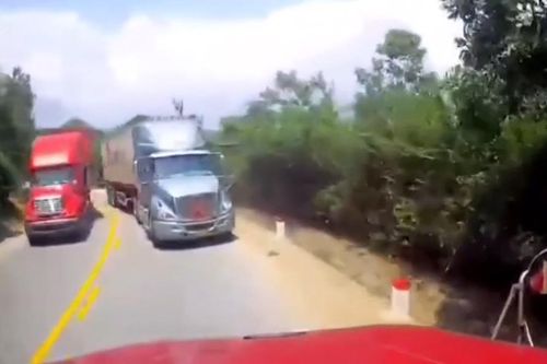 Container lấn làn đâm bung đầu xe ngược chiều đang xuống dốc tại khúc cua