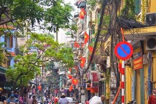 Đường phố Hà Nội rực rỡ cờ hoa chào mừng sinh nhật Bác và Ngày hội non sông