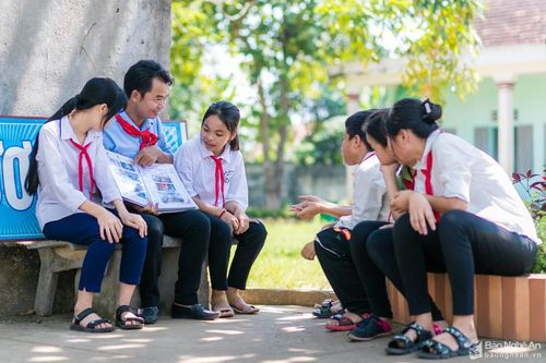 Tổng phụ trách Đội duy nhất của Nghệ An nhận giải thưởng 'Cánh én hồng'
