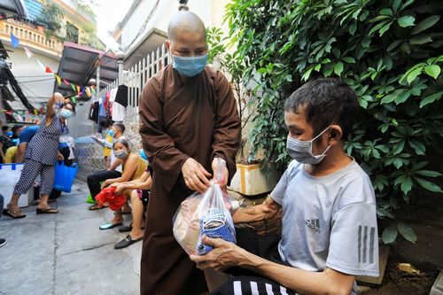 Những tấm lòng hảo tâm dành cho người dân 'xóm chạy thận' mùa dịch