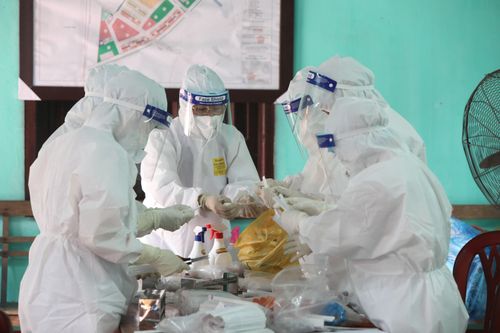 Các cán bộ CDC căng mình, miệt mài lấy mẫu xét nghiệm 80.000 công nhân