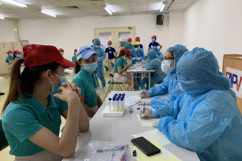 TP Hồ Chí Minh lấy mẫu xét nghiệm COVID-19 cho công nhân khu chế xuất, khu công nghiệp