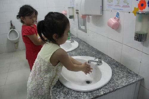 3 sai lầm khi chăm sóc trẻ bị tay chân miệng, hầu hết các mẹ đều mắc phải
