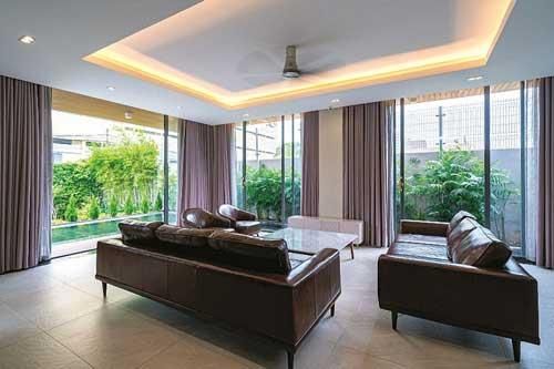 Ngắm ngôi biệt thự xanh với hồ nước bao quanh đẹp 'mãn nhãn'