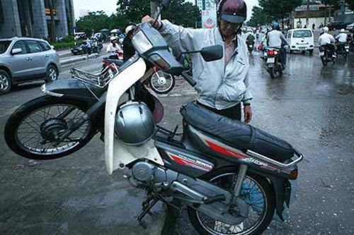 Điều cần làm ngay khi xe chết máy do bị ngập nước
