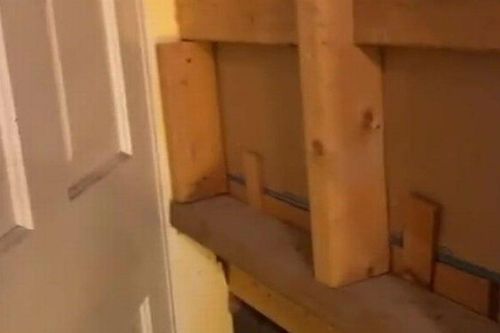 Bạn trai đi công tác, sự tò mò giúp cô gái phát hiện ra điều bí mật trong căn nhà 148 tuổi