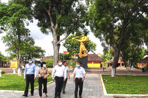 Bộ trưởng Bộ Văn hóa-Thể thao và Du lịch Nguyễn Văn Hùng thị sát một số di tích lịch sử ở An Khê
