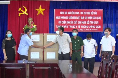 Tặng 20 ngàn khẩu trang y tế cho lực lượng phòng-chống dịch Covid-19 huyện Đức Cơ
