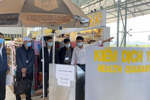 4 trường hợp F1 vừa đáp xuống sân bay được đưa cách ly tập trung