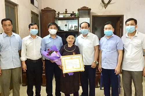 Đồng chí Trưởng Ban Dân vận Tỉnh ủy, Chủ tịch Ủy ban MTTQ tỉnh Nguyễn Hưng Vượng trao Huy hiệu Đảng tại Thượng Lâm