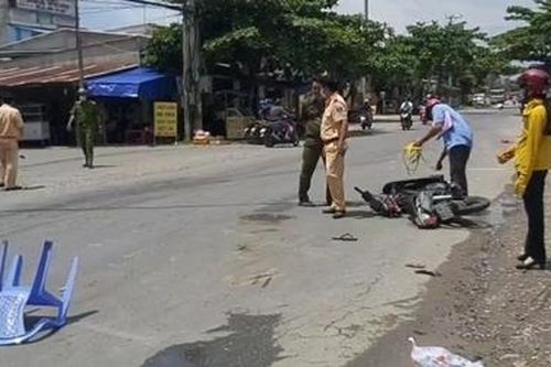 Tránh xe máy cùng chiều, một phụ nữ tử vong dưới gầm xe tải