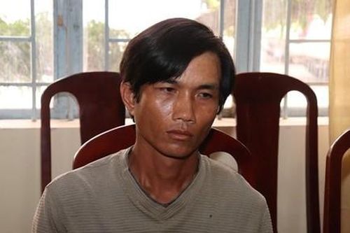 Bắt giam cha dượng hành hạ con riêng của vợ dã man