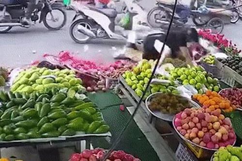 Mẹ quên tắt máy, bé trai hiếu động vặn tay ga và khoảnh khắc nhớ đời giữa chợ