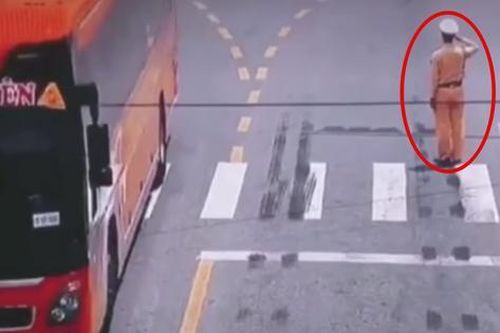 Clip xúc động: Chiến sĩ CSGT đứng nghiêm giơ tay chào đoàn cán bộ y tế chi viện Bắc Giang