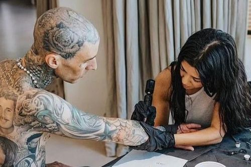 Nam nghệ sĩ xăm kín người