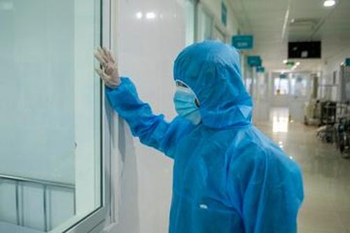 Bác sĩ BV Bệnh nhiệt đới Trung ương không thể về khi mẹ qua đời
