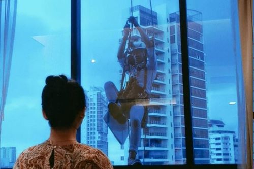 Người đàn ông Singapore đu dây ở tầng 17 để cầu hôn bạn gái