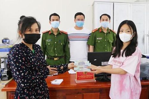Nữ sinh trả hơn 23 triệu đồng cho người đánh rơi