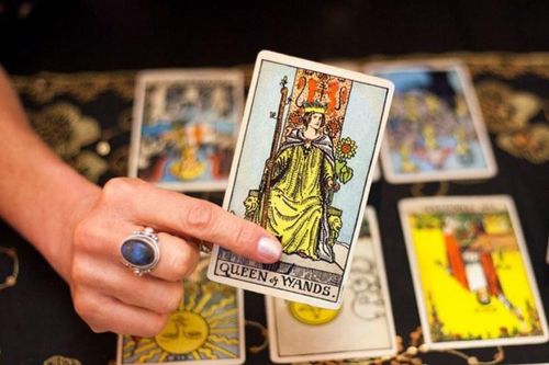 Mặt trái của việc đam mê xem bài Tarot