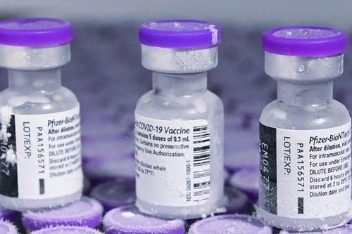 Khi nào Mỹ có thể chuyển hàng triệu liều vaccine thừa cho Ấn Độ?