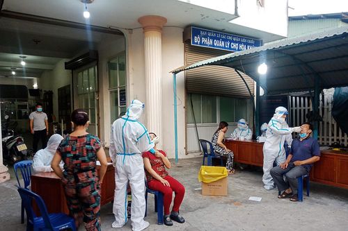 Đà Nẵng: Xuyên đêm xét nghiệm gần 1.000 người liên quan chủ quán bún mắc Covid-19