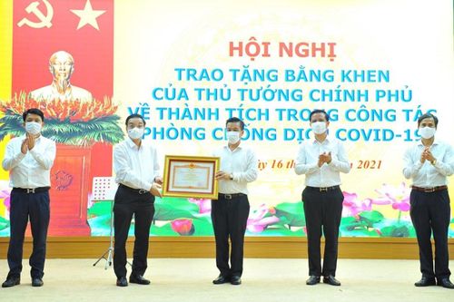 Chủ tịch UBND TP Hà Nội Chu Ngọc Anh trao Bằng khen của Thủ tướng cho các tập thể, cá nhân huyện Đông Anh có thành tích trong phòng, chống dịch Covid-19