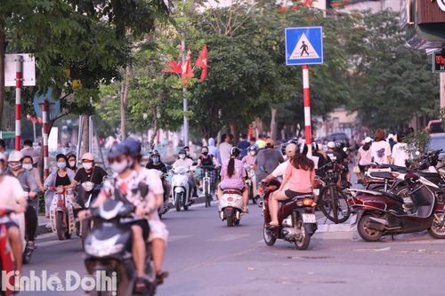 Hà Nội: Giới trẻ tụ tập tại hồ Tây như chưa hề có dịch Covid-19
