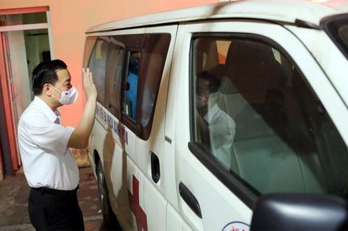 Chùm ảnh: Chủ tịch UBND TP Chu Ngọc Anh tiễn 'đội đặc nhiệm' của Hà Nội lên đường hỗ trợ Bắc Giang chống dịch Covid-19
