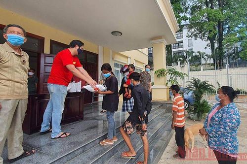 Tổng Lãnh sự quán Việt Nam tặng hơn 430 phần quà cứu trợ tại tỉnh Preah Sihanouk