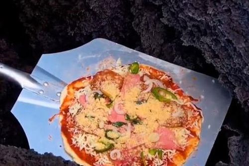 Bánh pizza nướng bằng dung nham núi lửa