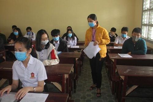 Học sinh nghỉ hè sớm, phụ huynh chật vật tìm chỗ gửi con