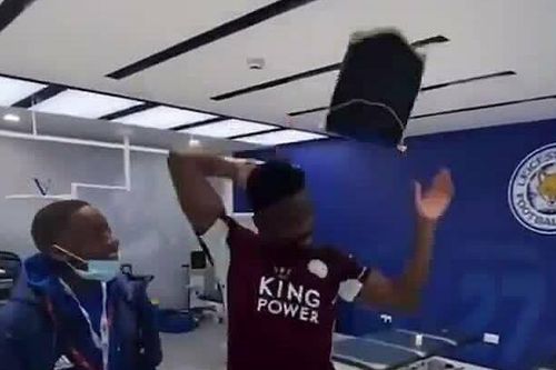 Ăn mừng phản cảm, cầu thủ Leicester City nhận 'mưa gạch đá'
