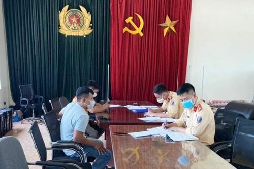 Lực lượng CSGT xử phạt ô tô đi ngược chiều trên cao tốc Hà Nội - Thái Nguyên