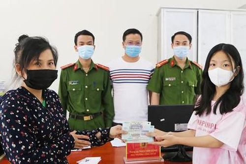 Nhặt được hơn 23 triệu đồng ở chợ, nữ sinh lớp 7 trình báo trả lại