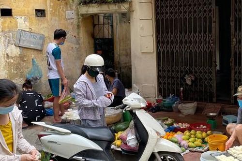 Tiểu thương lo mưu sinh, bán cố sau lệnh dẹp chợ cóc vì COVID-19
