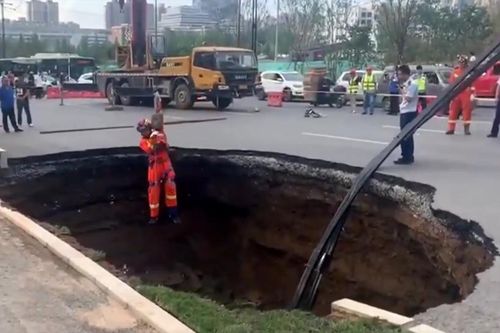 'Hố tử thần' đột ngột xuất hiện nuốt chửng 1 phụ nữ