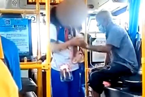 Nữ sinh bị người đàn ông quấy rối trên xe buýt