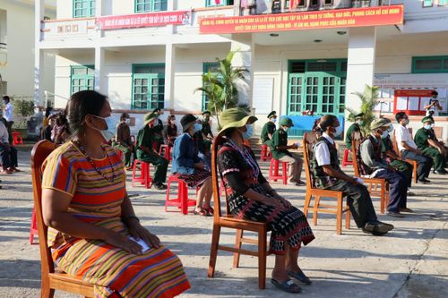 Hình ảnh cử tri Quảng Nam phấn khởi đi bỏ phiếu trong ngày bầu cử sớm
