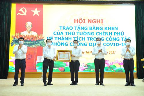 Trao bằng khen của Thủ tướng cho tập thể và cá nhân chống dịch tốt
